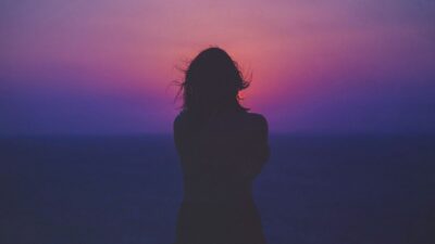 Μια κοπέλα κάθεται και κοιτάει τον ουρανό