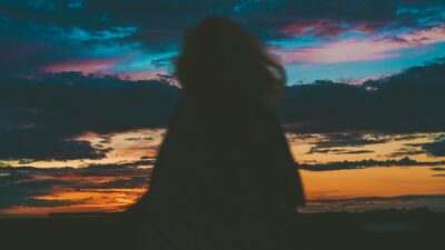 Μια κοπέλα κάθεται και κοιτάει τον ουρανό