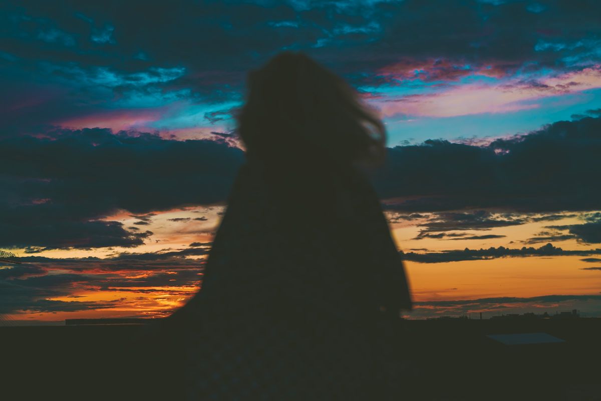 Μια κοπέλα κάθεται και κοιτάει τον ουρανό