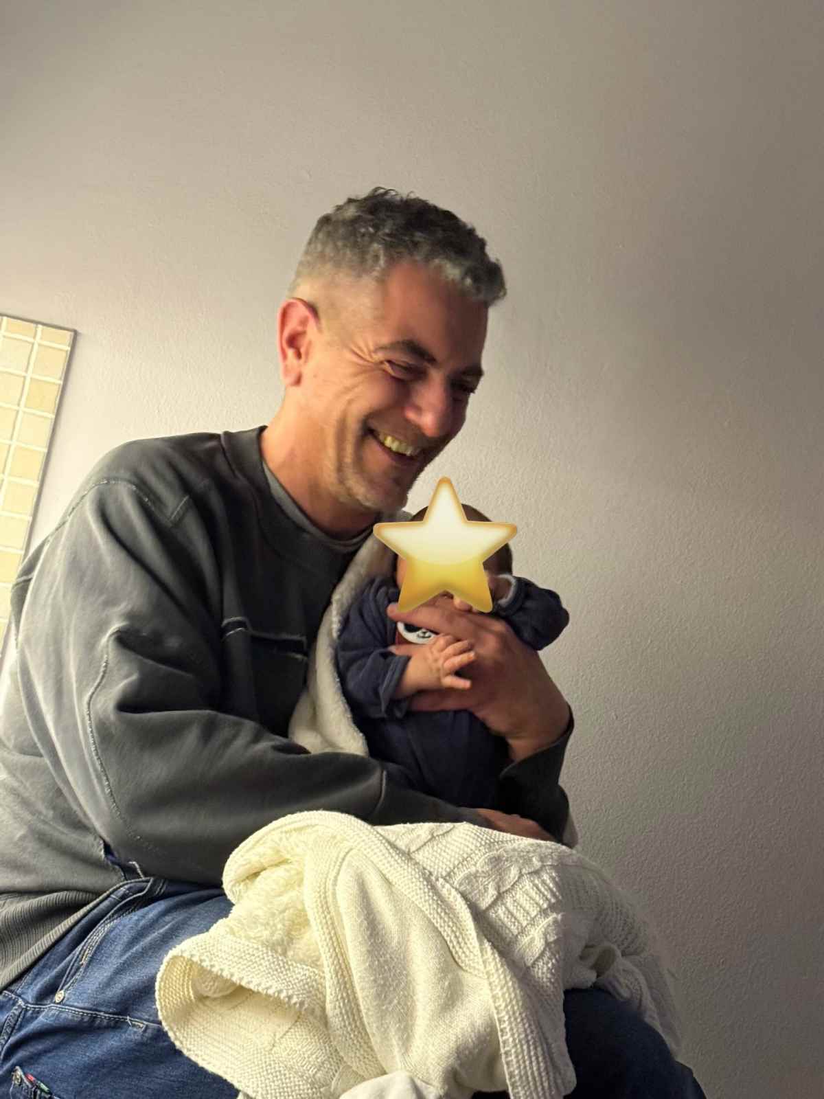 Ο Σωτήρης Σκουλούδης αγκαλιά με τον γιο του