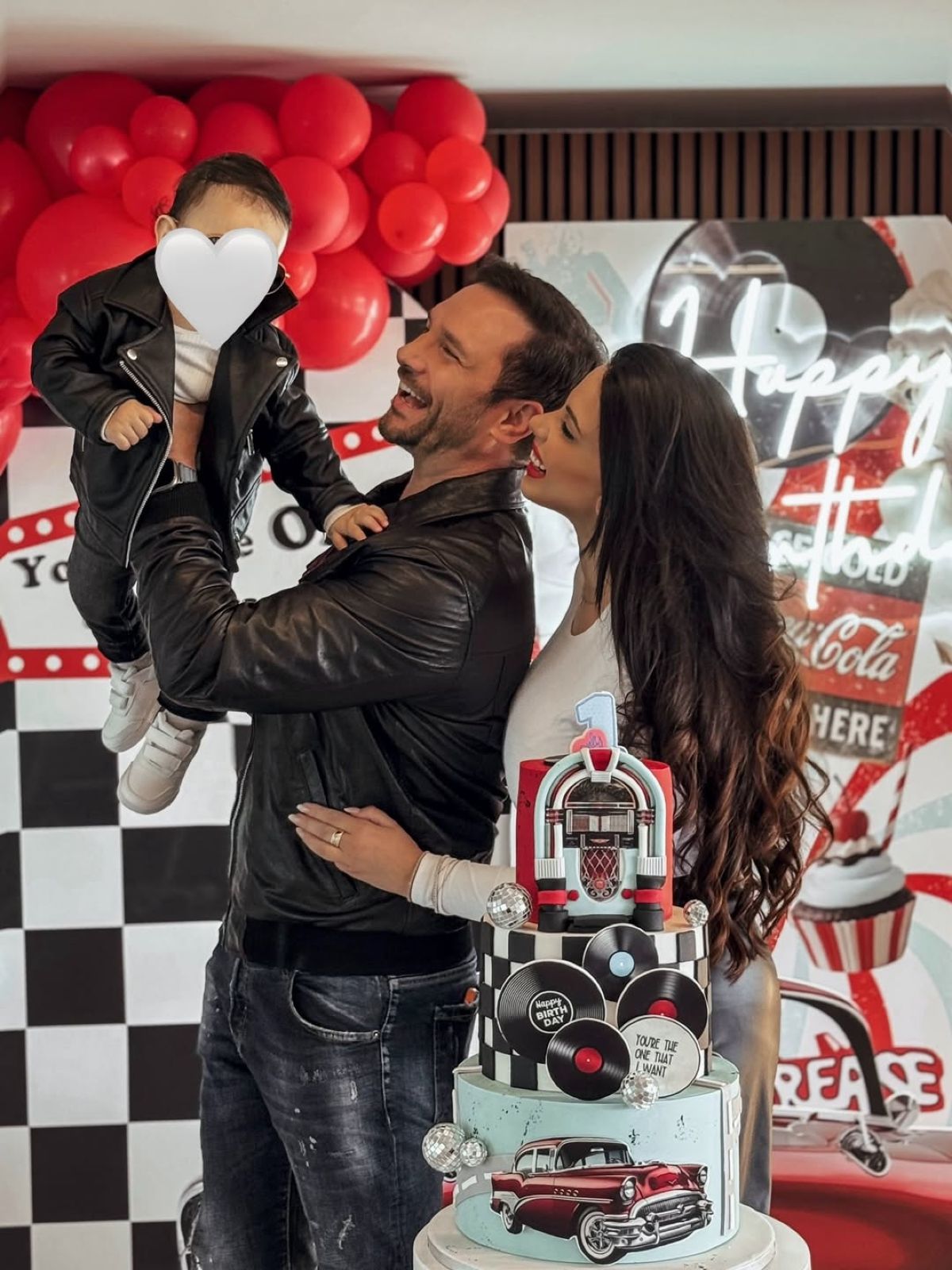 Ο Ευθύμης Ζησάκης και η Χρύσα Παπαλελούδη στα γενέθλια του γιου τους