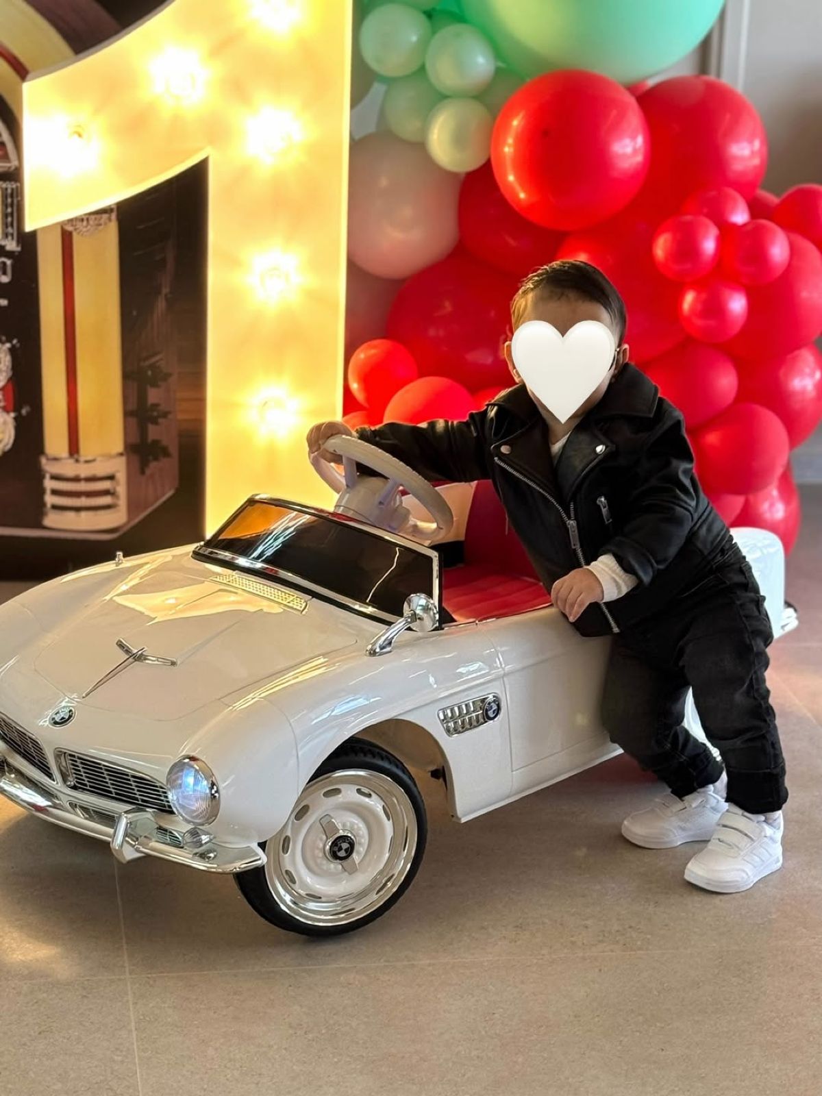 Ο Ευθύμης Ζησάκης και η Χρύσα Παπαλελούδη στα γενέθλια του γιου τους