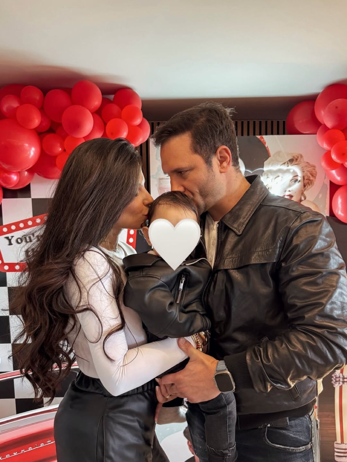 Ο Ευθύμης Ζησάκης και η Χρύσα Παπαλελούδη στα γενέθλια του γιου τους