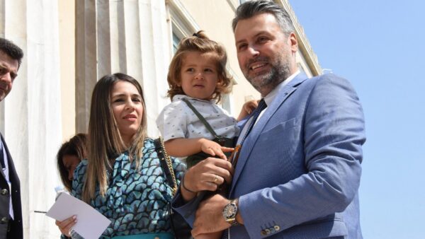 Ο Γιάννης Καλλιάνος με τη σύζυγό του Χάρις Δαμιανού και το παιδί τους