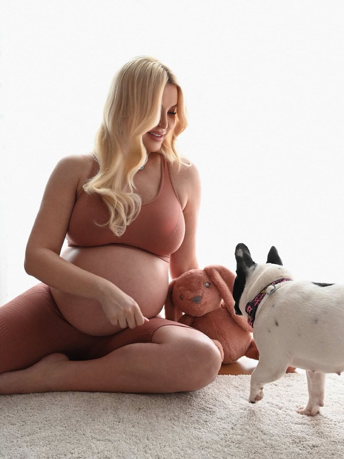 Οι φωτογραφίες της Κατερίνας Καινούργιου με φουσκωμένη κοιλίτσα