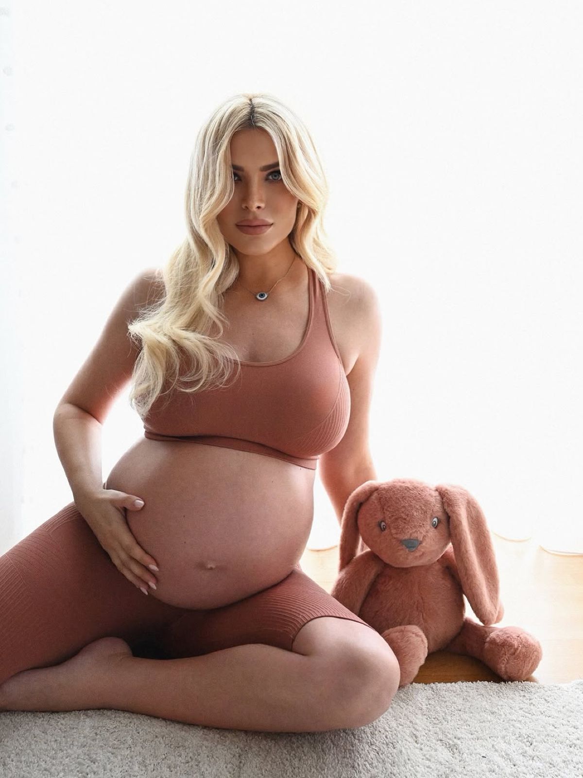 Οι φωτογραφίες της Κατερίνας Καινούργιου με φουσκωμένη κοιλίτσα