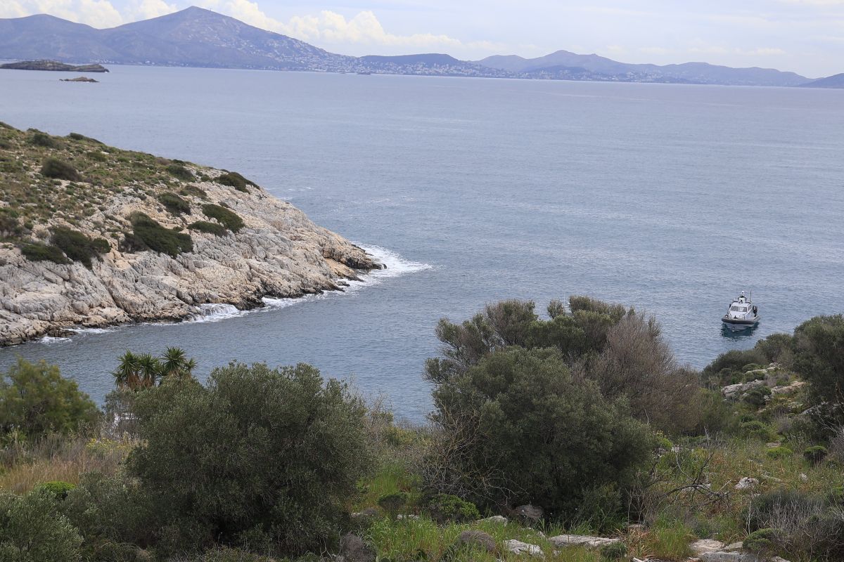 Επιχείρηση ανάσυρσης δύτη στα Λιμανάκια Βουλιαγμένης