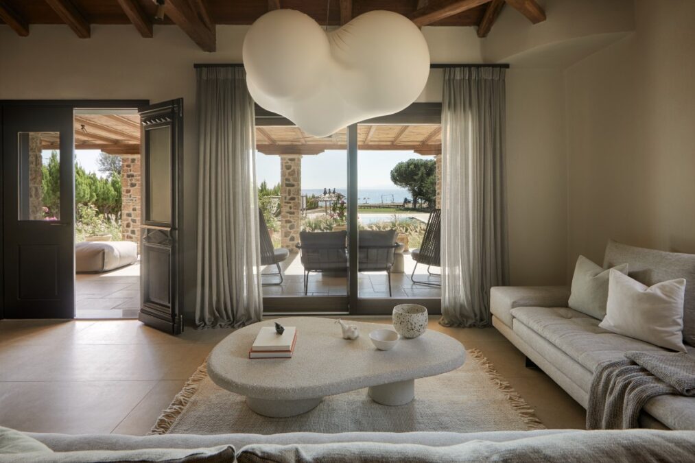 Μοντέρνος σχεδιασμός και λιτή διακόσμηση χαρακτηρίζουν την αισθητική της Villa Merilen