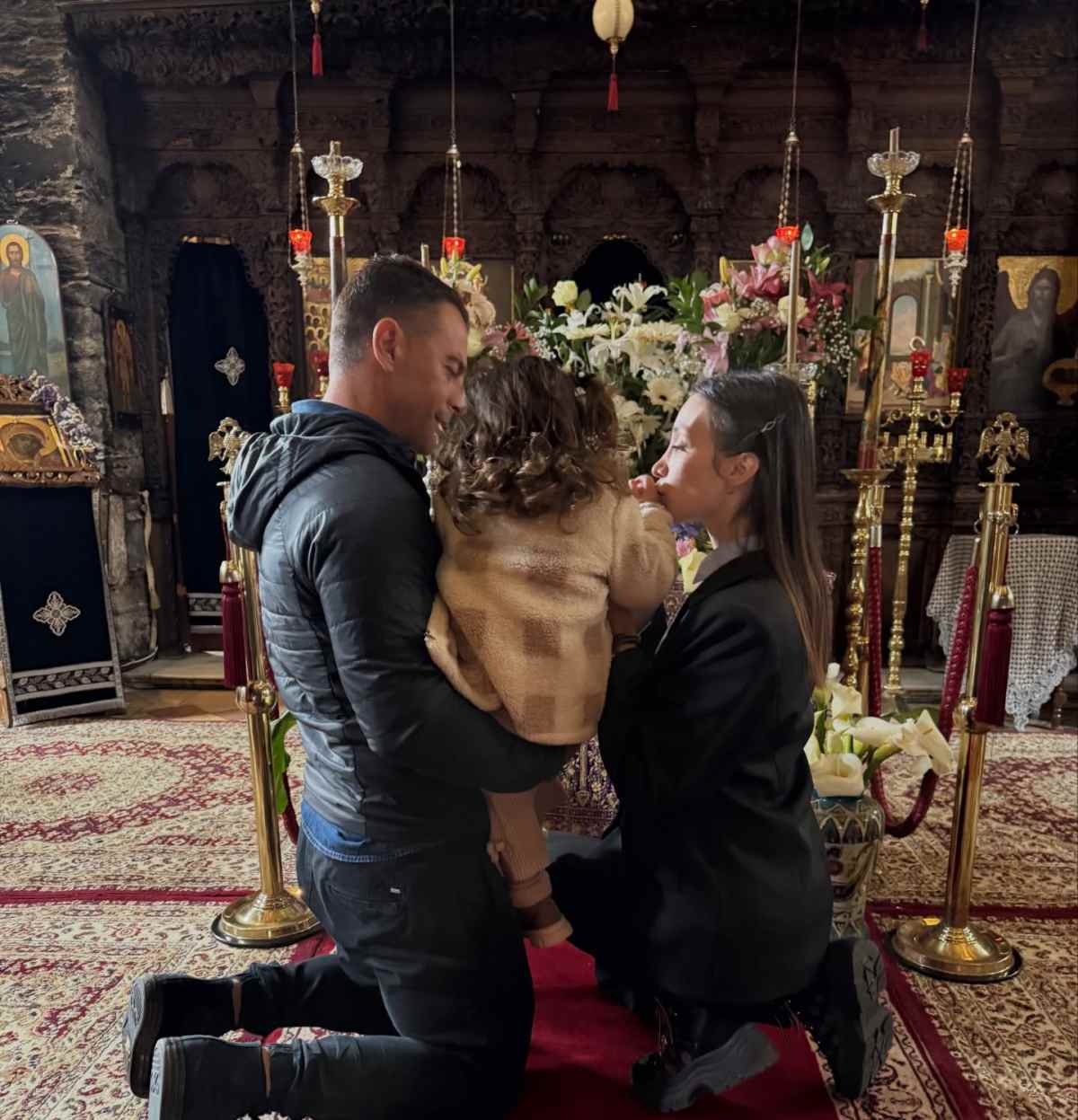 Ο Γιώργος Αγγελόπουλος με τη Δήμητρα Βαμβακούση με την κόρη τους στην εκκλησία