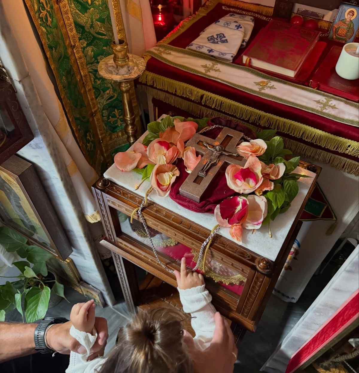 Η ανάρτηση του Γιώργου Αγγελόπουλου και της Δήμητρας Βαμβακούση από την εκκλησία