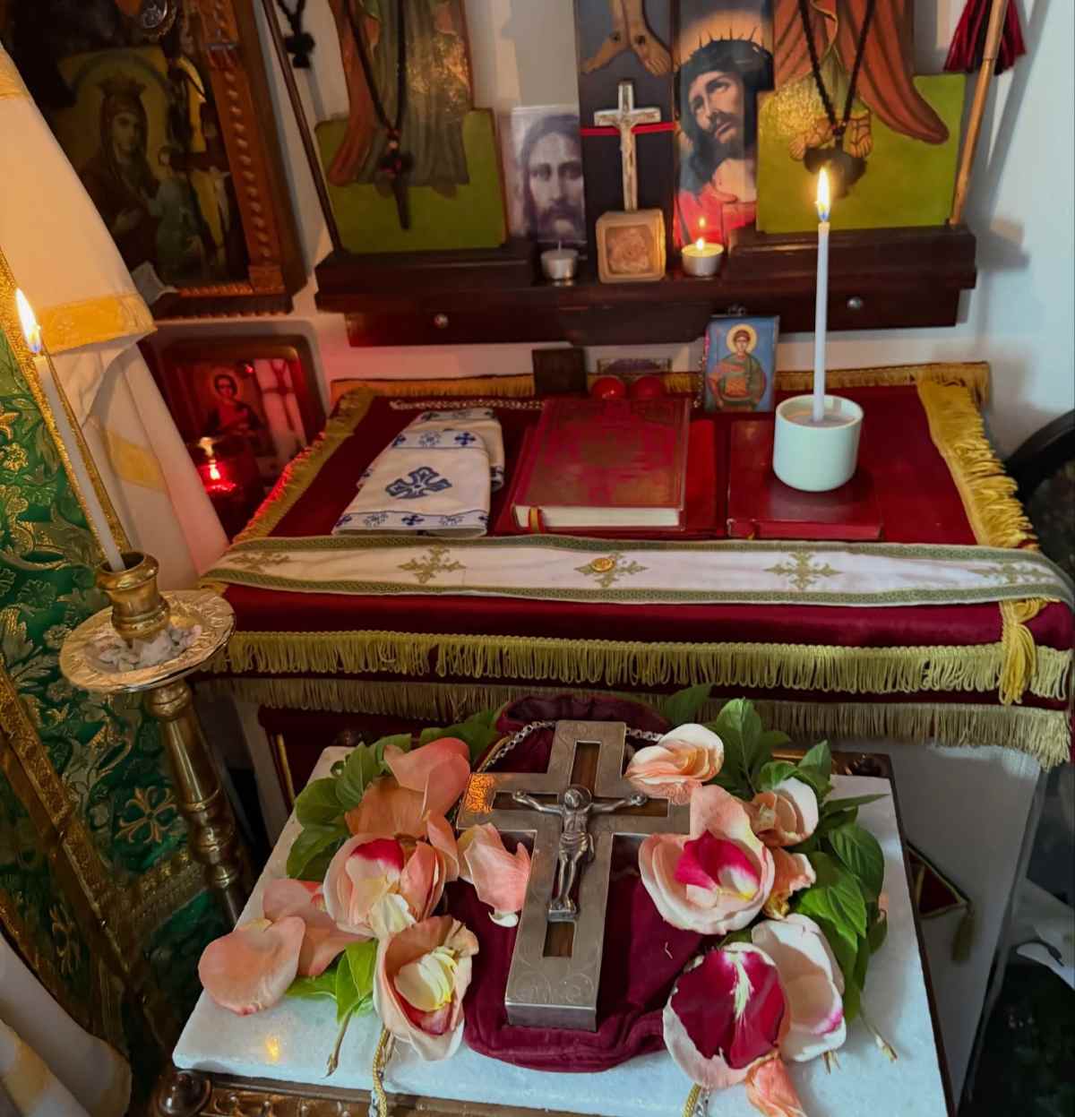 Η ανάρτηση του Γιώργου Αγγελόπουλου και της Δήμητρας Βαμβακούση από την εκκλησία