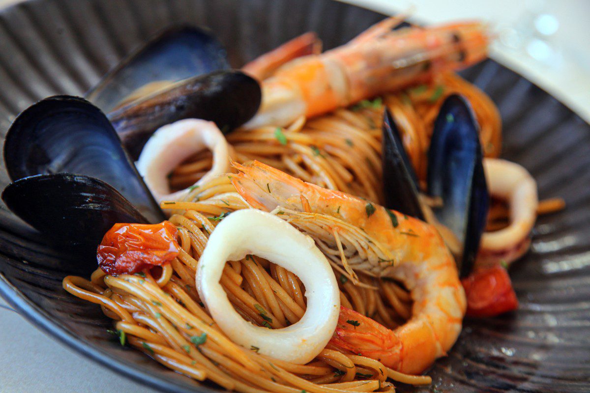 AKROTIRI- Authentic Greek Cuisine: Γεύσεις Αιγαίου δίπλα στο κύμα στη Μήλο
