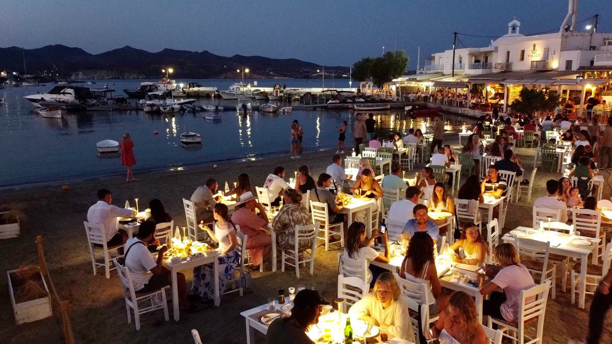 AKROTIRI- Authentic Greek Cuisine: Γεύσεις Αιγαίου δίπλα στο κύμα στη Μήλο