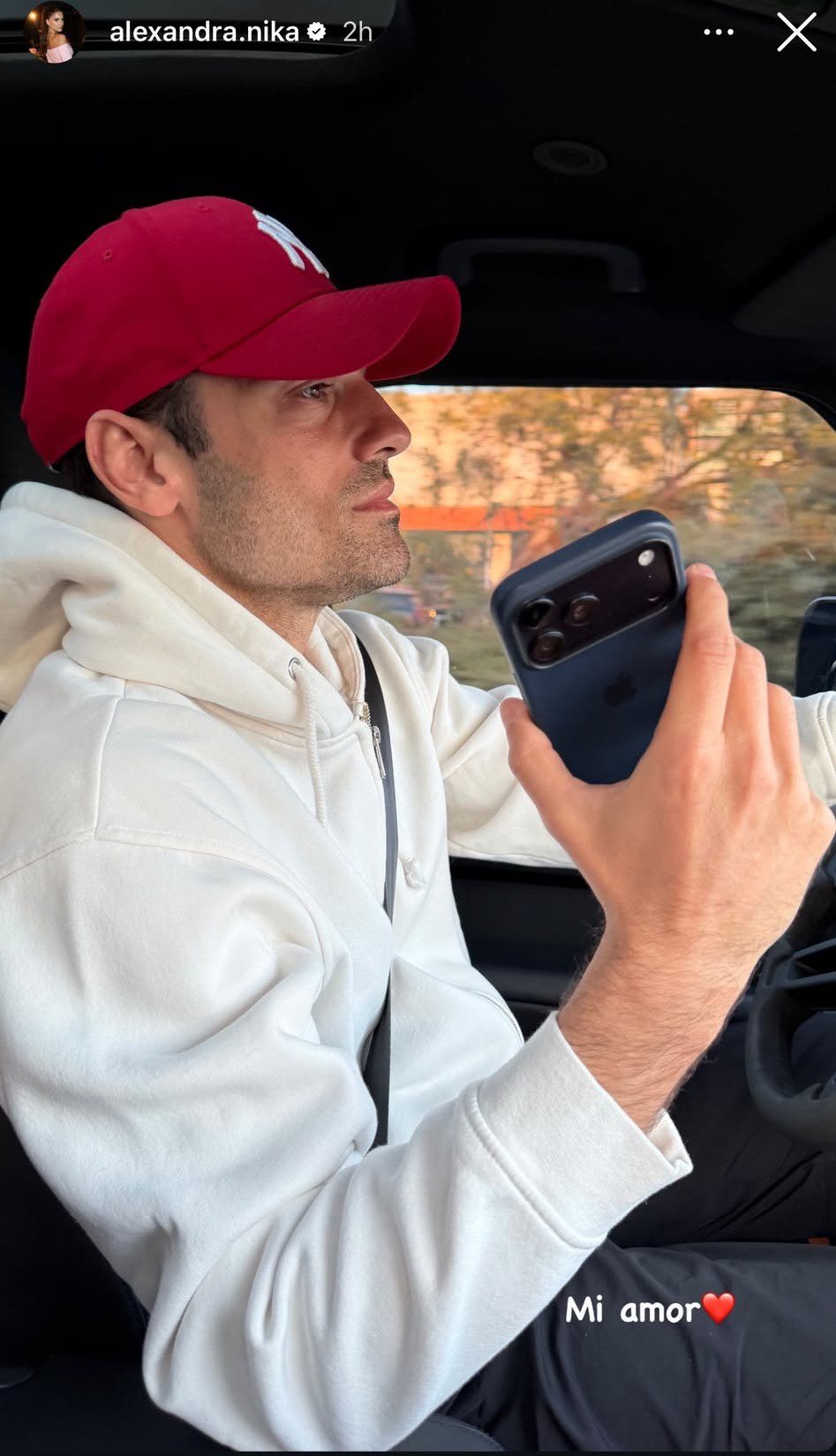 Ο Κωνσταντίνος Αργυρός στο αυτοκίνητο