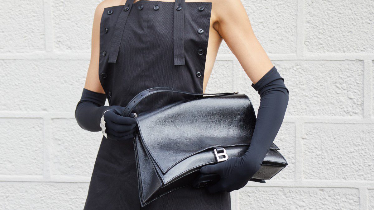 τσάντα μαύρη στο street style