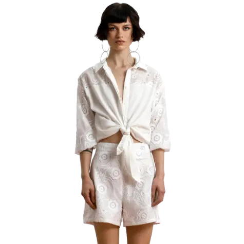 Λευκό πουκάμισο με κεντήματα, €119, και σορτσάκι με κεντητή δαντέλα, €82, ezzeafashion