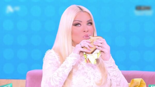 Η Κατερίνα Καινούργιου τρόγωντας το viral σάντουιτς