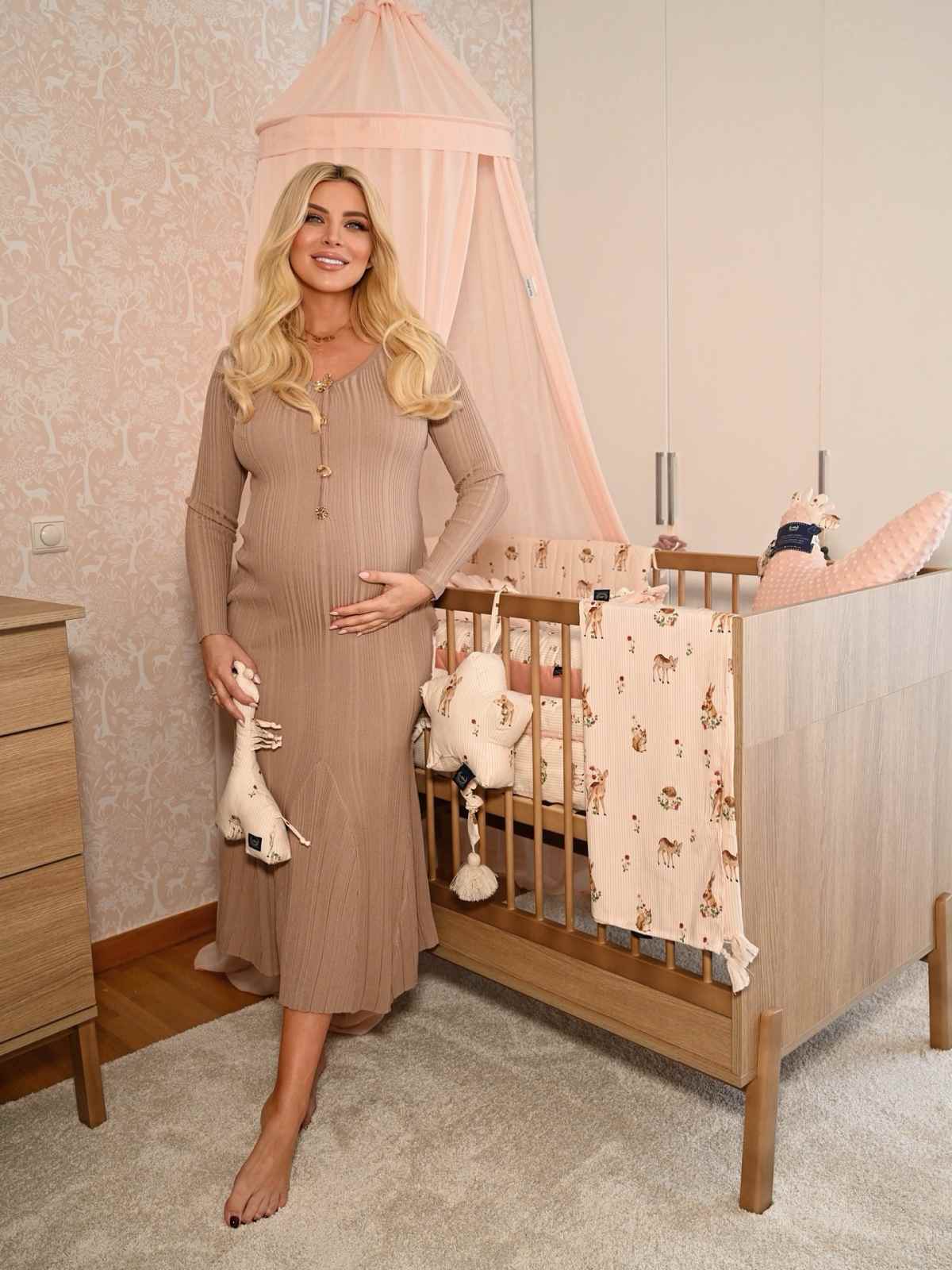 Η Κατερίνα Καινούργιου στο παιδικό δωμάτιο της κόρης της