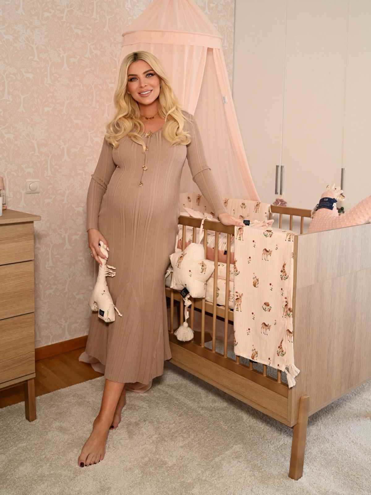 Η Κατερίνα Καινούργιου στο παιδικό δωμάτιο της κόρης της