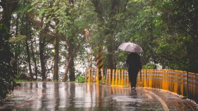 μια κοπέλα στη βροχή