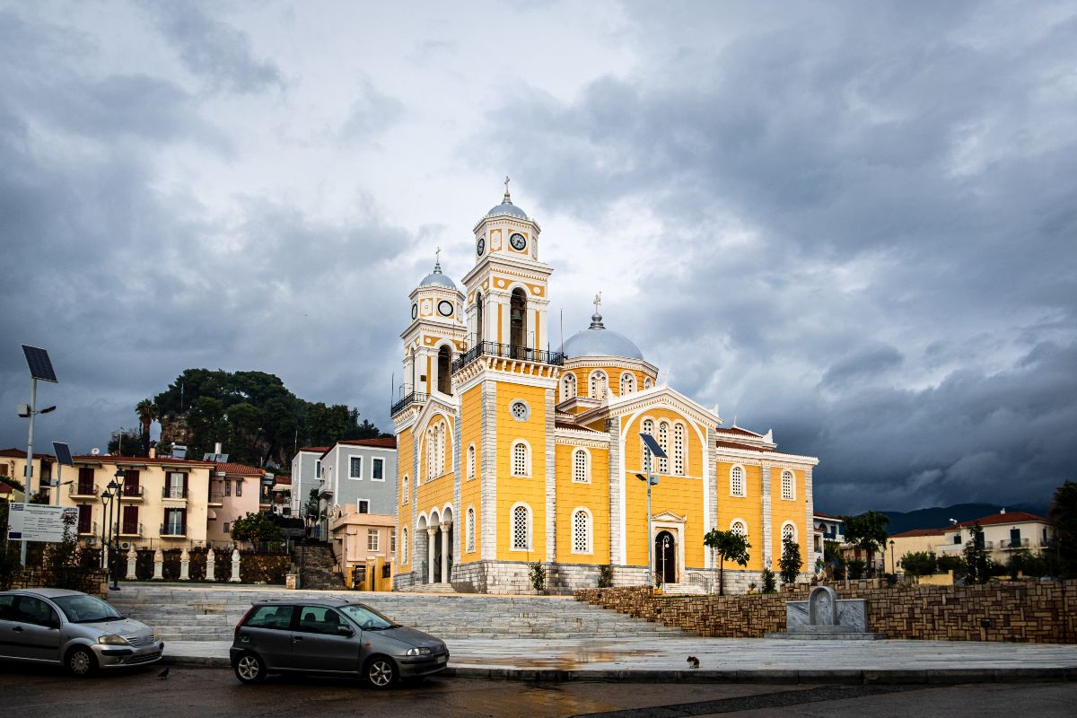 Καλαμάτα: Ήλιος, θάλασσα και μεσσηνιακή φιλοξενία
