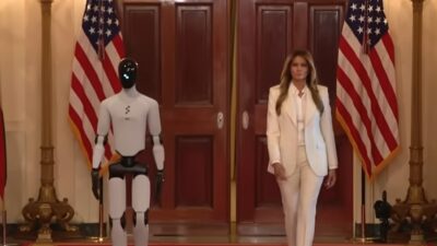 Η Μελάνια Τραμπ περπατά δίπλα σε ρομπότ στον Λευκό Οίκο