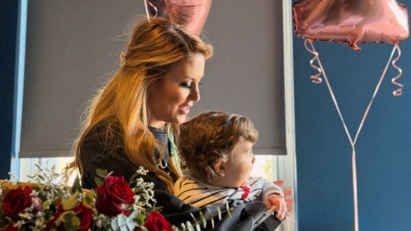 Η Φωτεινή Πετρογιάννη αγκαλιά με τον γιο της