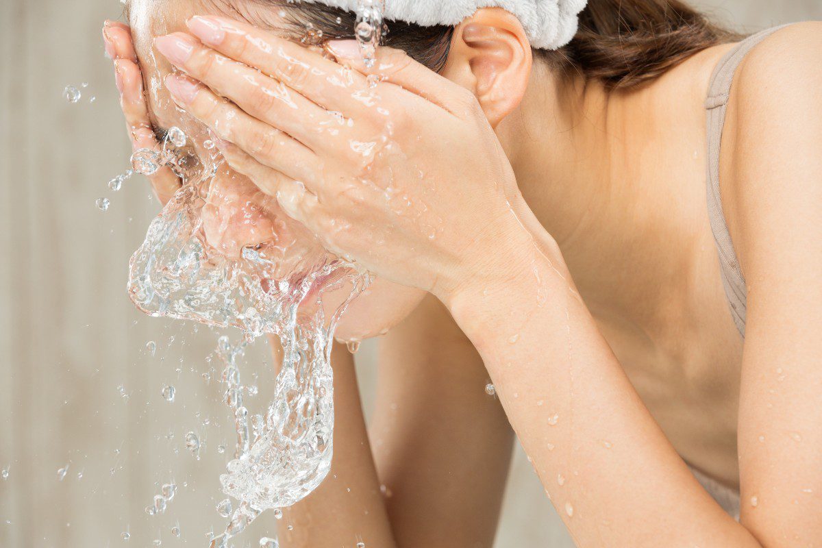 Kαθαρισμός προσώπου με θαλασσινό νερό: Το νέο beauty trend που κάνει θραύση στο TikΤok!