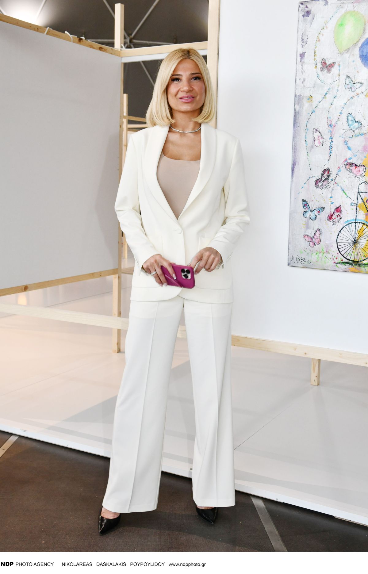 Σκορδά με λευκό κοστούμι