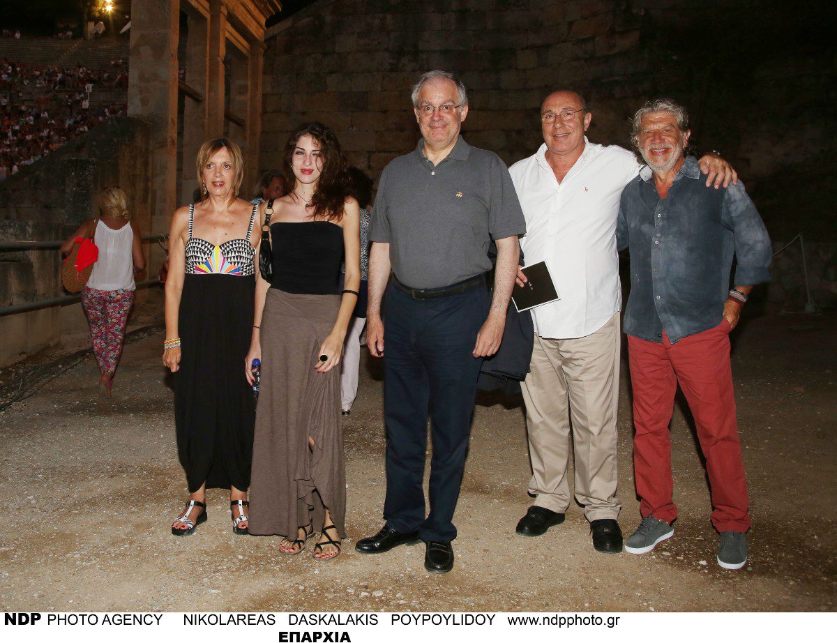 Ποιος είναι ο Κωνσταντίνος Τασούλας που έγινε viral για την γκάφα του την 25η Μαρτίου - Η σύζυγος και η κούκλα κόρη του