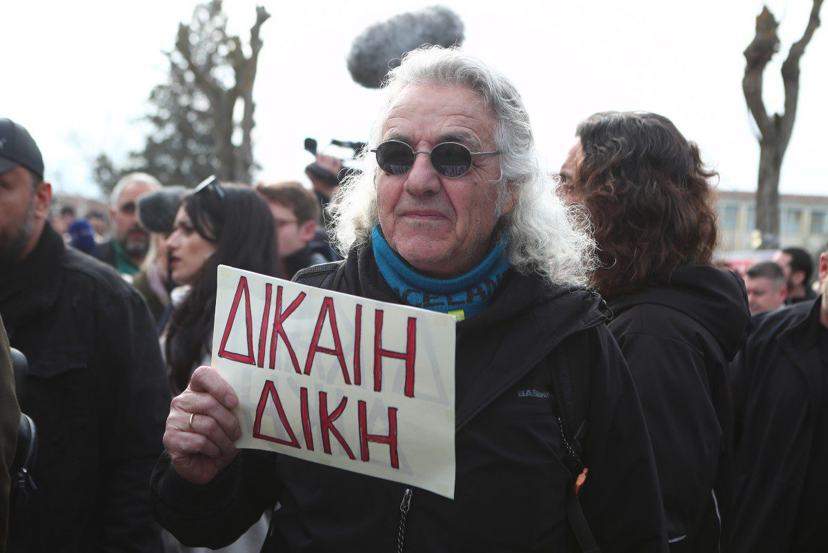 Δίκη για τα Τέμπη: «Θα σε σκίσω» - Ένταση μεταξύ συγγενών των θυμάτων και κατηγορουμένων