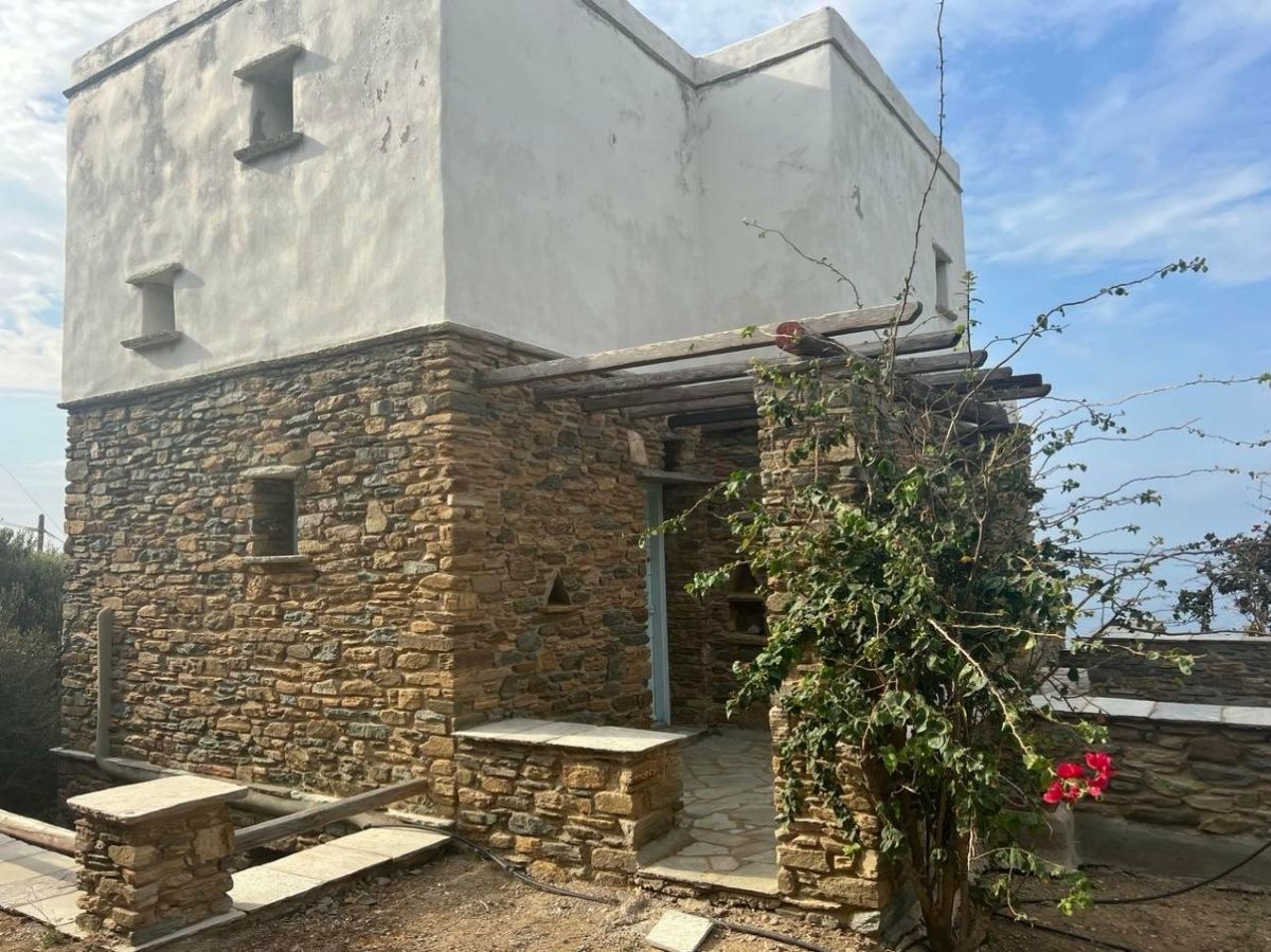 Γιώργος Λιάγκας: Σωστό παλάτι το ανακαινισμένο σπίτι του στην Τήνο (Φωτογραφίες)