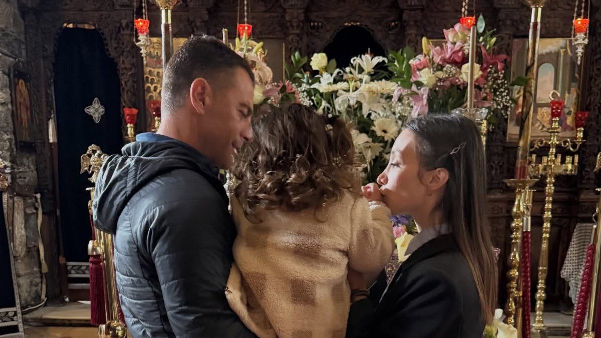 Ο Γιώργος Αγγελόπουλος με τη Δήμητρα Βαμβακούση με την κόρη τους στην εκκλησία