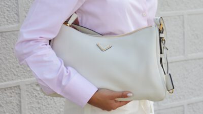 Λευκή μίντι φούστα στο street style