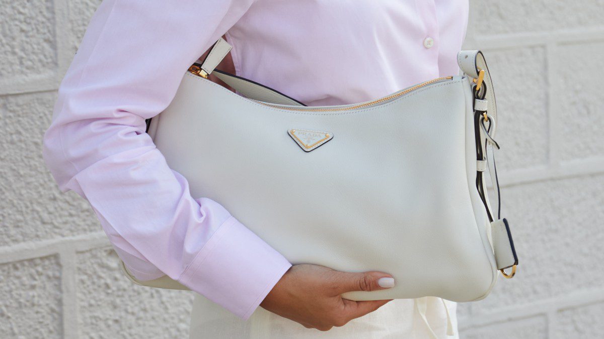 Λευκή μίντι φούστα στο street style