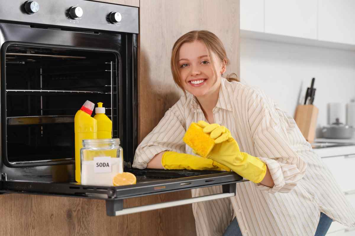 γρατζουνιές καθαρίζει γυναίκα σε φούρνο