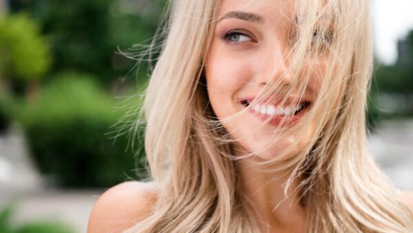 Γυναίκα με ξανθά μαλλιά