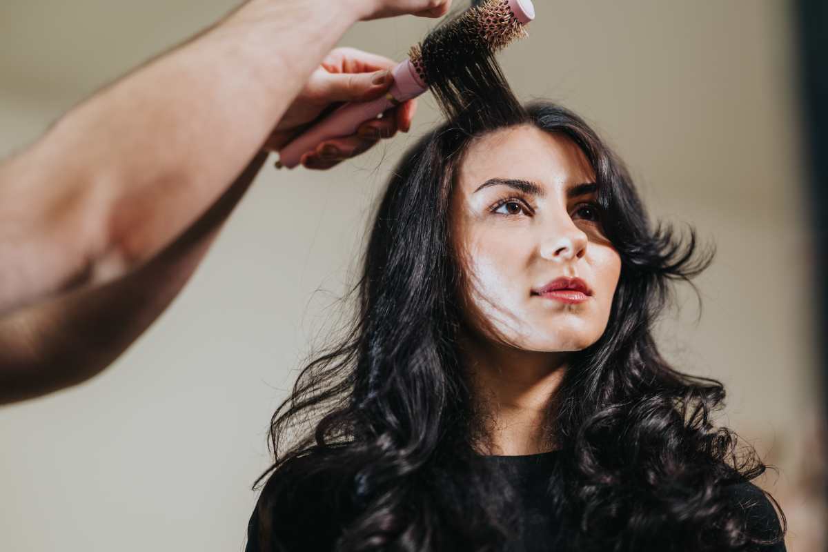 Μαλλιά φτιάχνει γυναίκα με βούρτσα