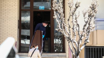 Ζωγράφου: Φωτογραφίες ντοκουμέντο από το διαμέρισμα που βρέθηκαν «χτισμένες» μάνα και κόρη