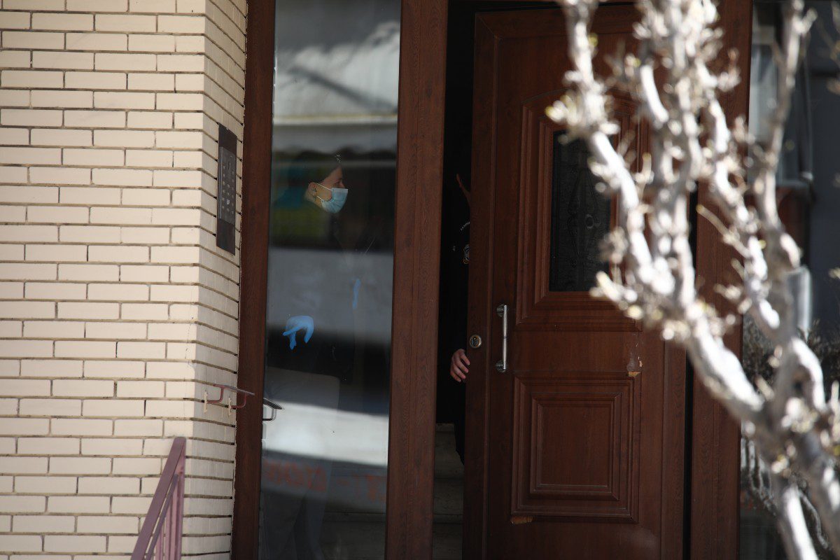 Ζωγράφου: Φωτογραφίες ντοκουμέντο από το διαμέρισμα που βρέθηκαν «χτισμένες» μάνα και κόρη