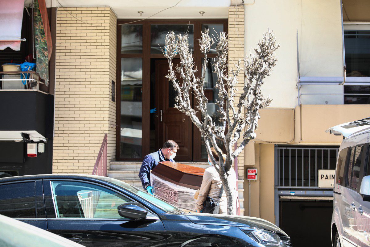 Ζωγράφου: Φωτογραφίες ντοκουμέντο από το διαμέρισμα που βρέθηκαν «χτισμένες» μάνα και κόρη