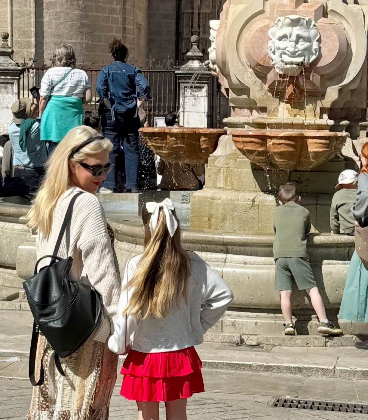 Η Ελένη Μενεγάκη και η Μαρίνα στην Ισπανία