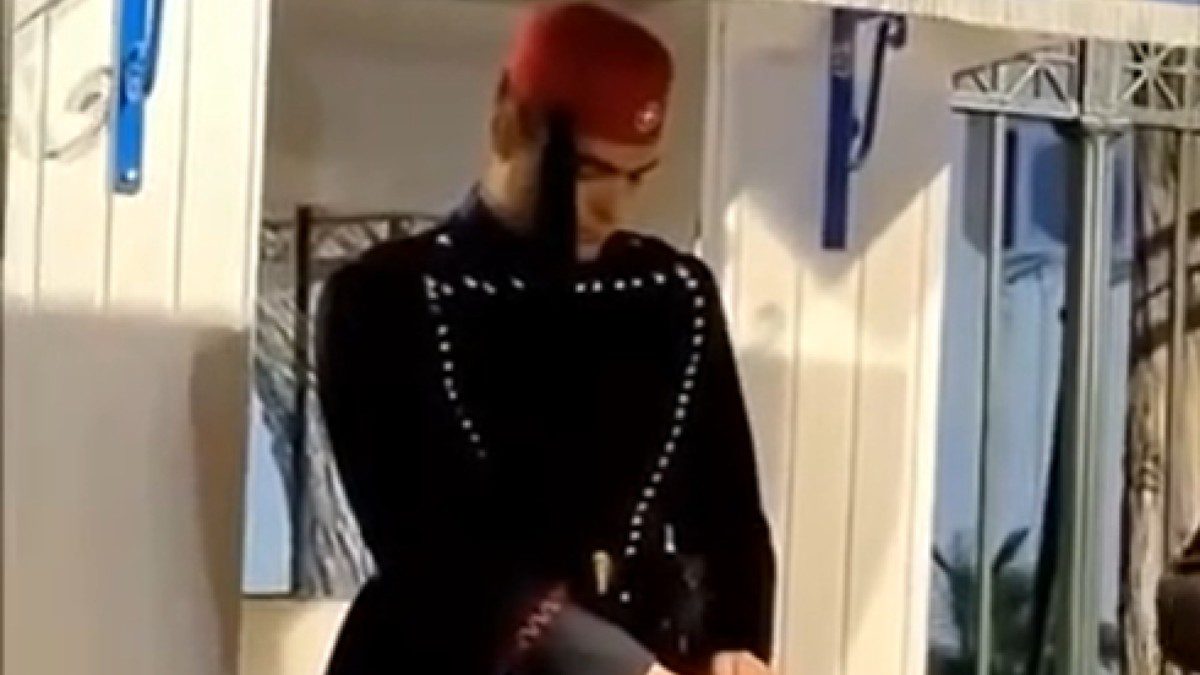 Εύζωνας σκύβει το κεφάλι