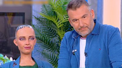 Ο Γιώργος Λιάγκας με το ρομπότ Σοφία