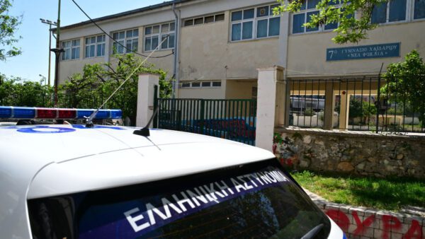 Το γυμνάσιο στο Χαϊδάρι όπου έπεσε η 13χρονη