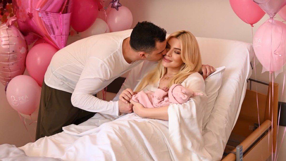 Η Κατερίνα Καινούργιου και ο Παναγιώτης Κουτσουμπής στο μαιευτήριο