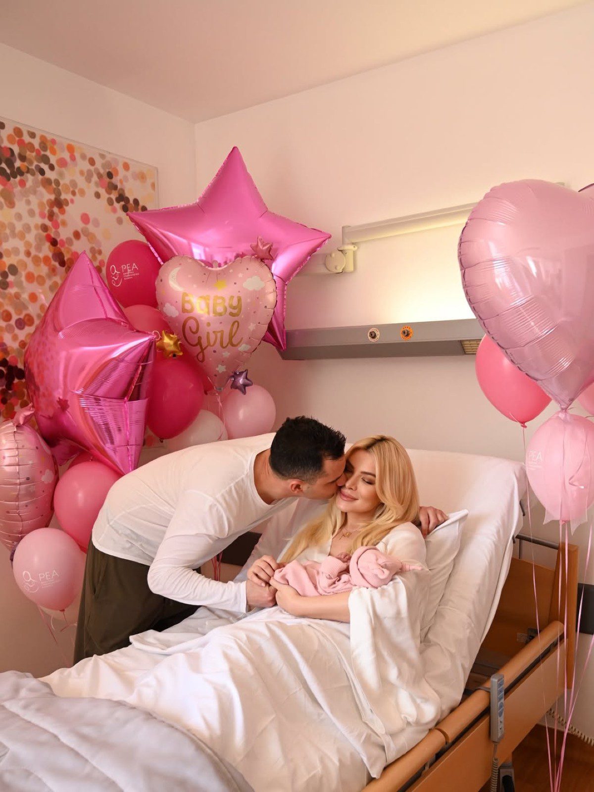 Η Κατερίνα Καινούργιου και ο Παναγιώτης Κουτσουμπής στο μαιευτήριο