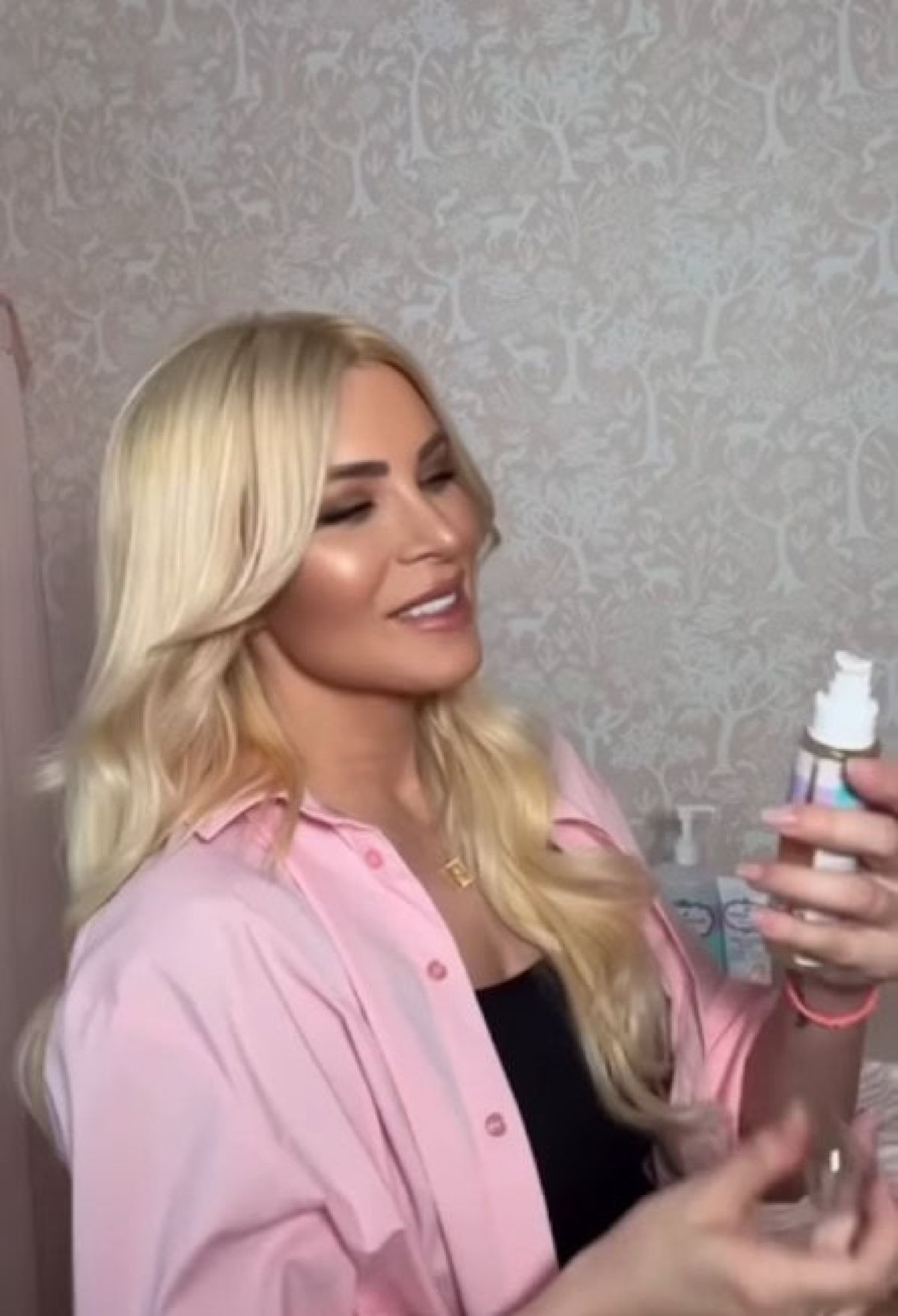 Η Κατερίνα Καινούργιου κάνει μπάνιο την Ξένια