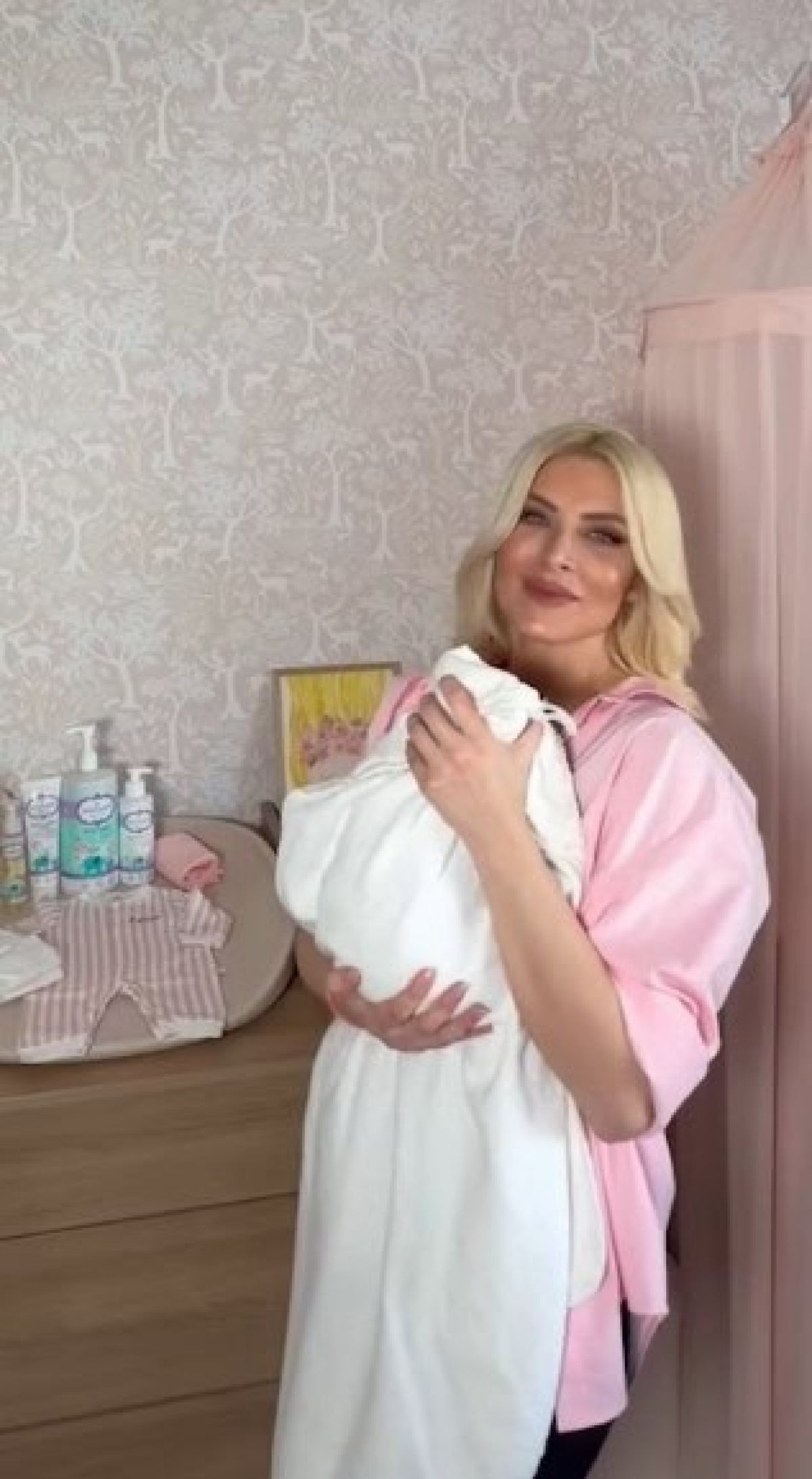 Η Κατερίνα Καινούργιου κάνει μπάνιο την Ξένια