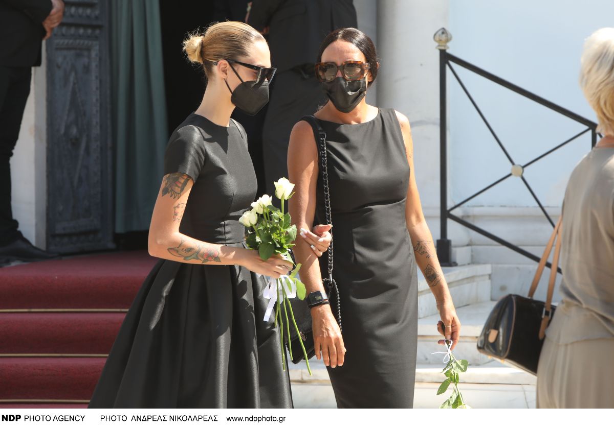 Η Κιάρα Μαρκέζη με τη μητέρα της, στην κηδεία του Άκη Τσοχατζόπουλου